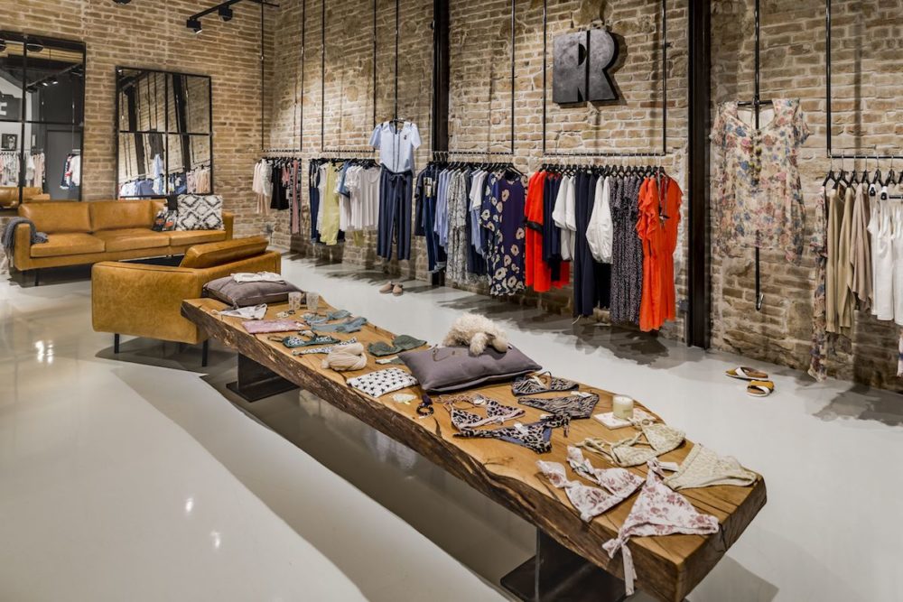 VIVI&LULU - predajne s dámskou módou - interier predajne - pôvodná tehlová stena