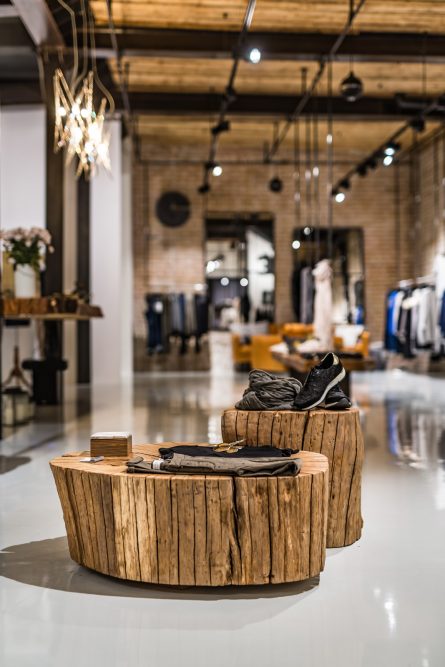 VIVI&LULU - predajne s dámskou módou - drevený nábytok z dielne REM ART