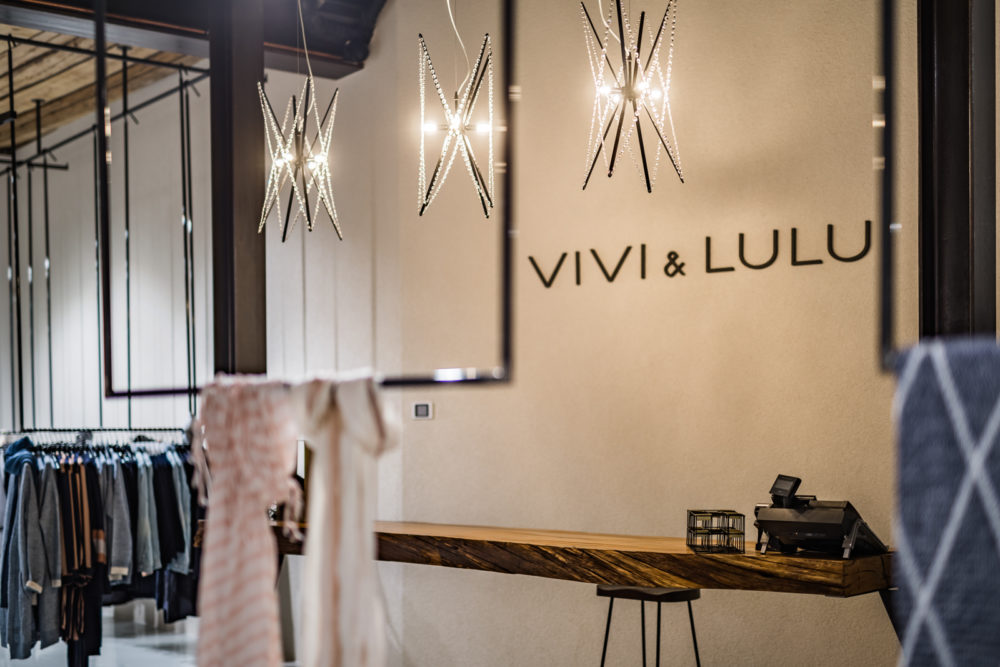 Lustre nad recepčným stolom v predajni Vivi&Lulu