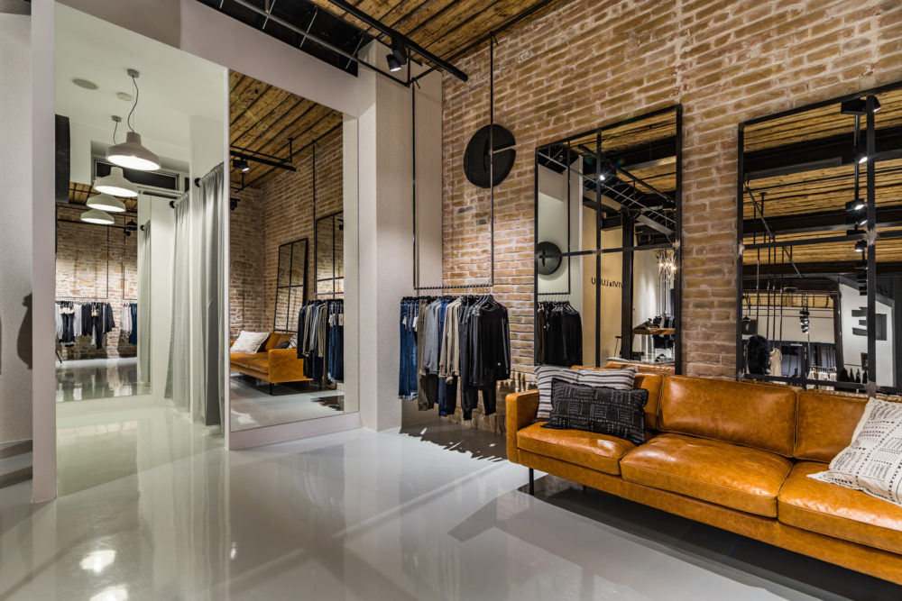 VIVI&LULU - predajne s dámskou módou - Skušobné kabínky a ručne šitá koženná sedačka