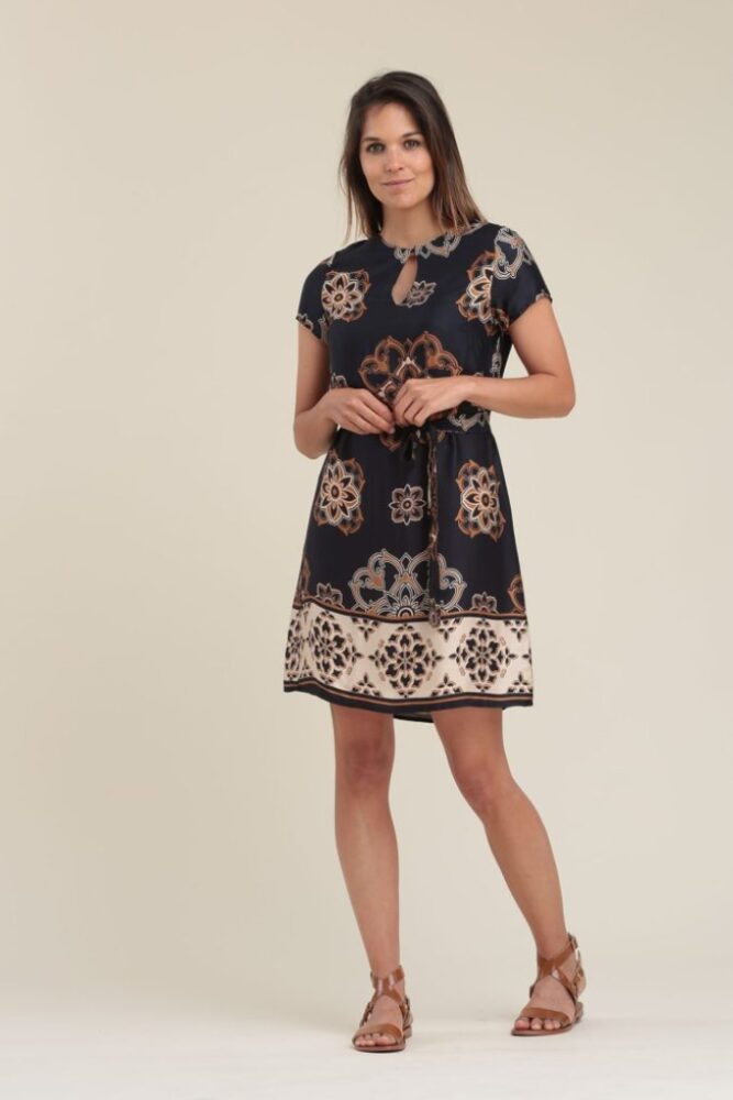 La Fée Maraboutée - Šaty s opaskom a so vzorom Noir camel - noir/camel